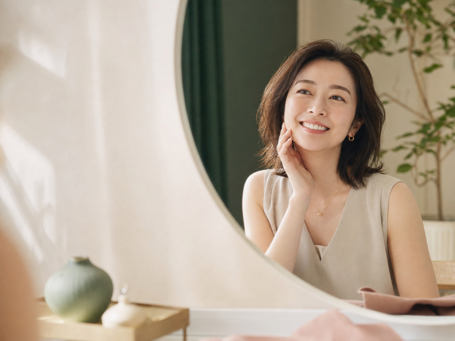 鏡を見ながら自然に微笑む女性