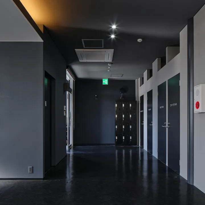 美容個室が並ぶK.I.D NESS GYM店内の通路